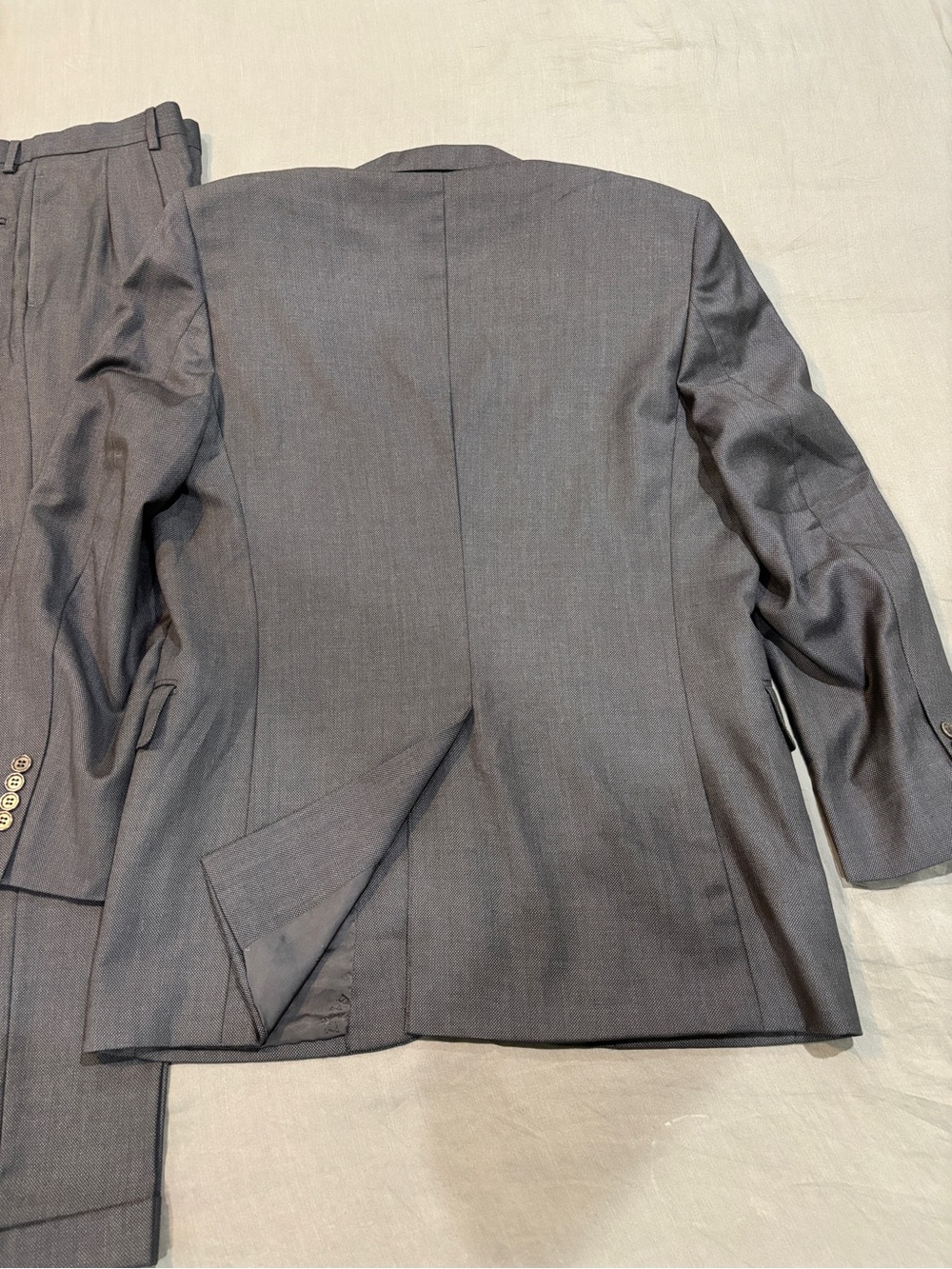 Jos. A. Bank Men's 42R Charcoal Gray Suit - Picture 5 of 14